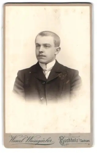 Fotografie Wenzl Weissgärber, Buchholz i. Sachsen, Portrait eines jungen Mannes