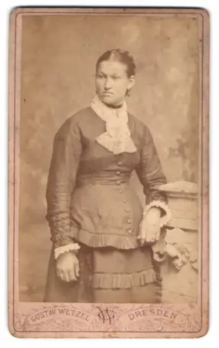 Fotografie Gustav Wetzel, Dresden, Prager Strasse 6, Frau in eleganter Kleidung