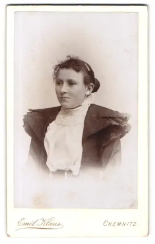 Fotografie Emil Klaus, Chemnitz, Reitbahnstrasse 22, Porträt einer Frau mit dunkler Jacke