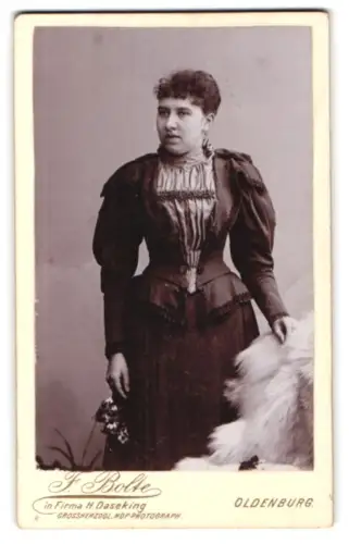 Fotografie F. Bolte, Oldenburg, Langestrasse 15, Porträt einer Dame mit Pelz