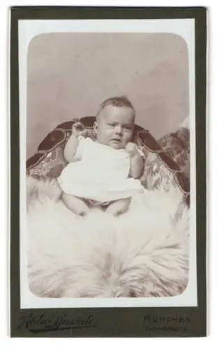 Fotografie Atelier Speziali, München, Humboldtstr. 9, Kleinkind auf Fell gebettet