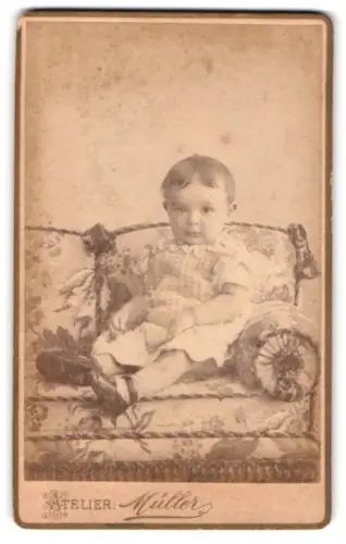 Fotografie Atelier Müller, Rochlitz, Kleinkind auf floralem Sofa