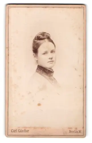 Fotografie Carl Günther, Berlin, Behrenstrasse 24, Porträt einer Dame