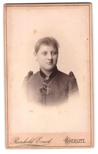 Fotografie Reinhold Ernst, Görlitz, Moltkestrasse 13, Porträt einer Frau mit Kreuzkette