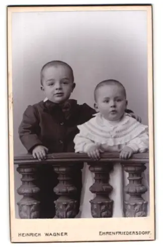 Fotografie Heinrich Wagner, Ehrenfriedersdorf, Chemnitzer Strasse, Zwei Kinder an Balustrade