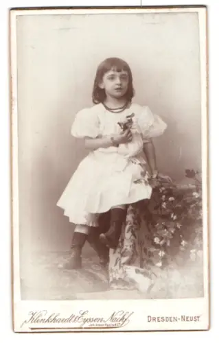 Fotografie Klinkhardt & Eyssen, Dresden-Neust., Bautznerstr. 16, Mädchen mit Blume