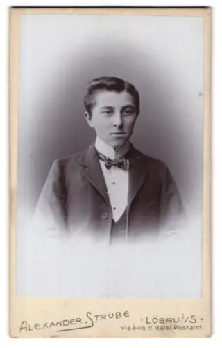 Fotografie Alexander Strube, Löbau, vis-à-vis der Kaiserlichen Post, Porträt eines jungen Mannes