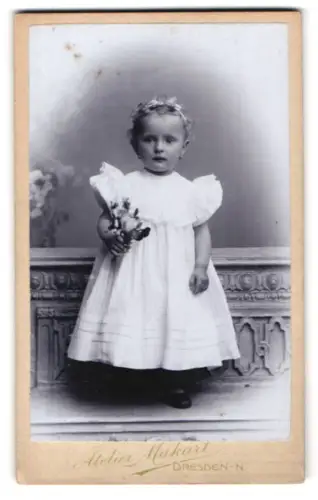 Fotografie Atelier Makart, Dresden, Bautznerstrasse 29, Kleinkind mit Blumenstrauss