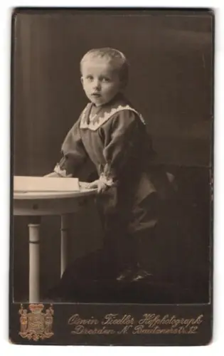 Fotografie Armin Fiedler, Dresden, Bautznerstrasse 12, Kind an Tisch