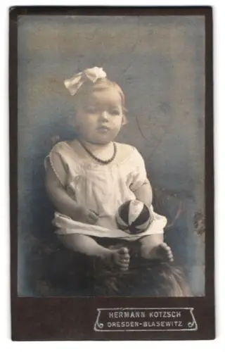 Fotografie Hermann Kotzsch, Dresden-Blasewitz, Striesenstrasse 11, Kind mit Ball