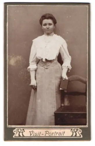 Fotografie unbekannter Fotograf und Ort, Frau mit Buch