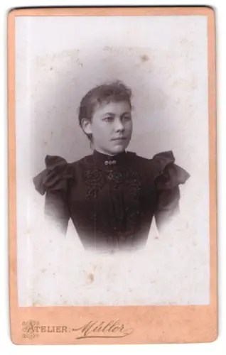 Fotografie Moritz Müller, Rochlitz, Obere Gärtnerstrasse, Porträt einer Frau im dunklen Kleid