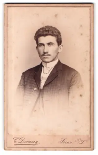 Fotografie C. Domzig, Sorau, Bahnhofsstrasse 25, Porträt eines Mannes