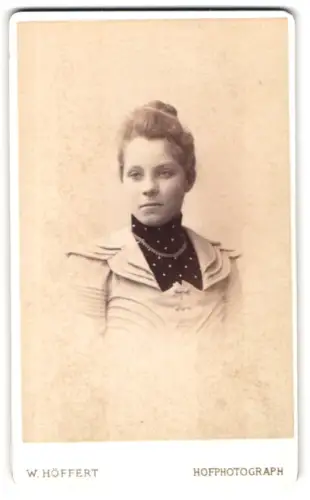 Fotografie W. Höffert, Berlin, Unter den Linden 24, Porträt einer jungen Dame