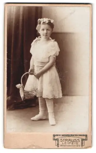 Fotografie Strauss, Leipzig, Windmühlenstrasse 8-12, Mädchen mit Korb und Blumenkranz