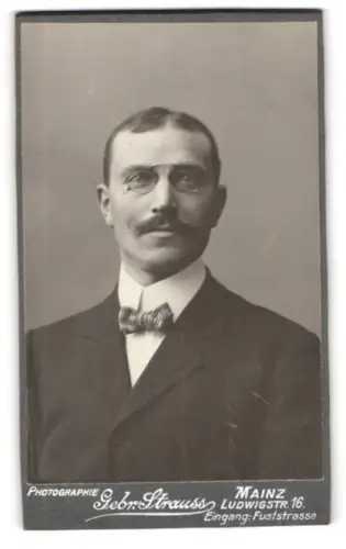 Fotografie Gebrüder Strauss, Mainz, Ludwigstrasse. 16, Porträt eines Mannes mit Brille