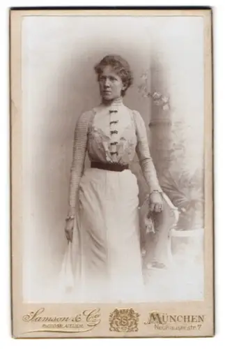 Fotografie Samson & Co, München, Neuhauserstr. 7, elegante Dame im Atelier