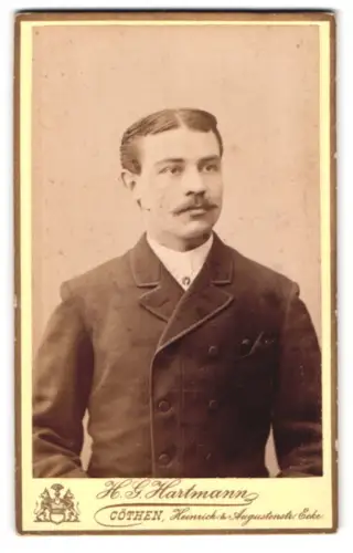 Fotografie H.G. Hartmann, Cöthen, Heinrich- u. Augustenstr. Ecke, Porträt eines eleganten Herrn