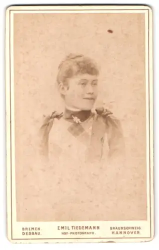 Fotografie Emil Tiedemann, Bremen, Richtweg 12, Porträt einer jungen Frau