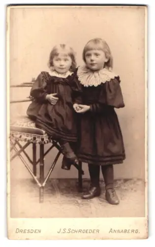 Fotografie J.S. Schroeder, Dresden, Reissigerstr. 46, Zwei Kinder auf Stuhl