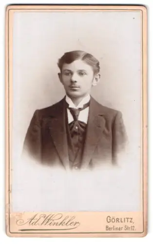 Fotografie Ad. Winkler, Görlitz, Berliner Str. 12, Porträt eines jungen Mannes
