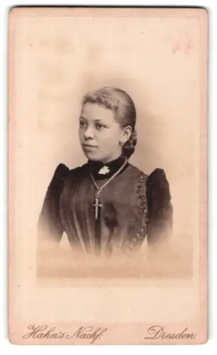 Fotografie Hahn, Dresden, Waisenhaus-Str. 30, Porträt einer Frau mit Kreuzkette
