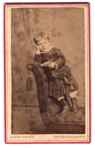 Fotografie Gustav Karsch, Dresden-Neustadt, Grosse Meissnerstrasse 17, Kind auf eleganter Chaiselongue