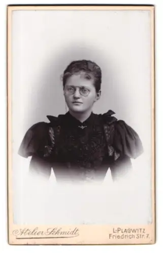 Fotografie Atelier Schmidt, Plagwitz, Friedrich Str. 7, Porträt einer Dame mit Brille