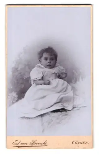 Fotografie Ed. von Spoenla, Cöthen, Bärteich-Promenade 6a, Porträt eines Kleinkindes