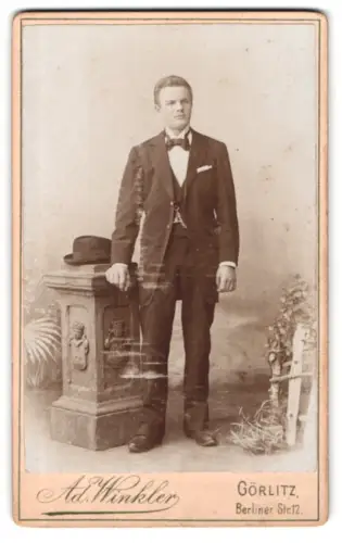 Fotografie Ad. Winkler, Görlitz, Berliner Strasse 12, Eleganter Herr in Anzug