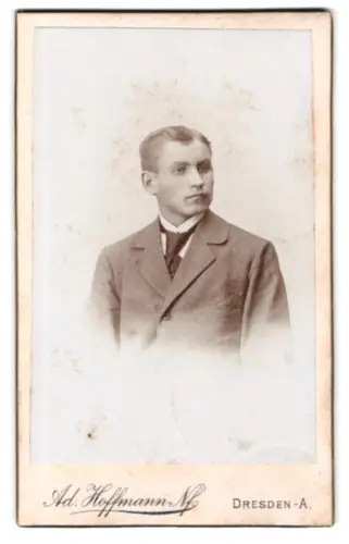 Fotografie Ad. Hoffmann, Dresden-A., Waisenhausstr. 38, Portrait eines jungen Mannes