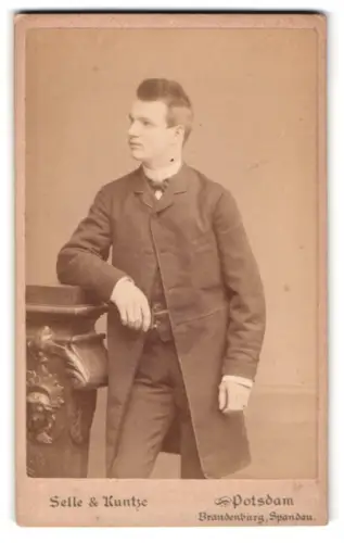 Fotografie Selle & Kuntze, Potsdam, Schwertfegerstr. 14, Porträt eines jungen Mannes