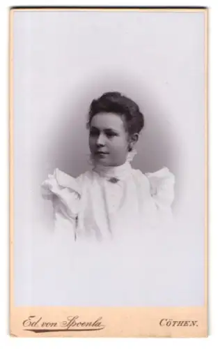 Fotografie Ed. von Spoenla, Cöthen, Bärteich-Promenade 6a, Porträt einer jungen Frau