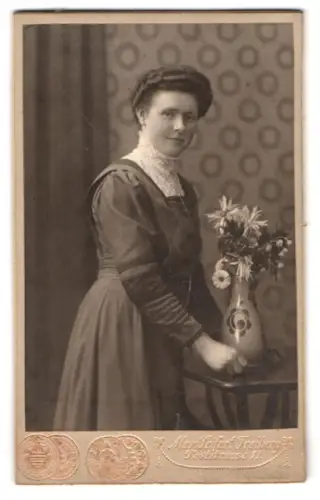 Fotografie Max Seifert, Freiberg, Poststrasse 11, Dame mit Blumenvase