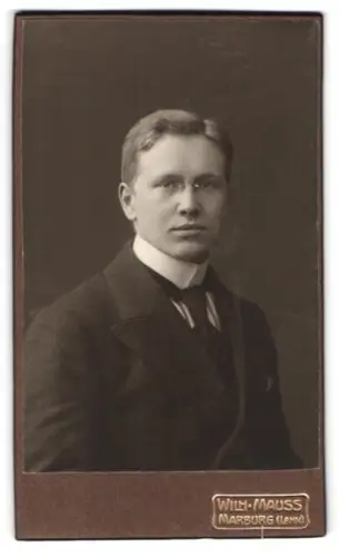 Fotografie Wilh. Mauss, Marburg a. d. Lahn, Kasernenstrasse 15, Portrait eines jungen Mannes