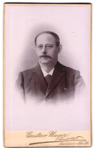 Fotografie Gustav Unger, Forst /N. L., Berliner-Strasse 25, Porträt eines Herren im Anzug