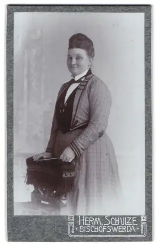 Fotografie Herm. Schulze, Bischofswerda, Elegante Dame mit Tasche
