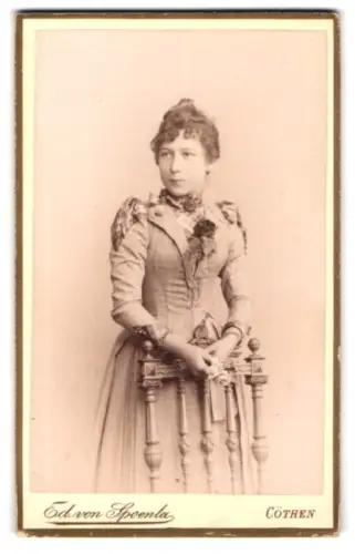 Fotografie Ed. von Spoenla, Cöthen, Leopoldstrasse 9, Porträt einer eleganten Dame