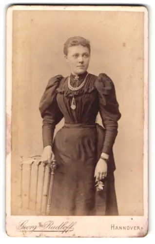 Fotografie Georg Rudloff, Hannover, Frau in elegantem Kleid