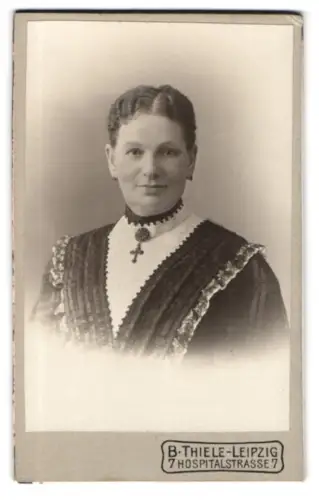 Fotografie B. Thiele, Leipzig, Hospitalstrasse 7, Porträt einer Frau mit Kreuzkette