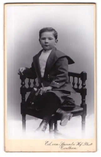 Fotografie Ed. von Spoenla, Coethen, Bärteich-Promenade 6a, Junge auf einem Stuhl