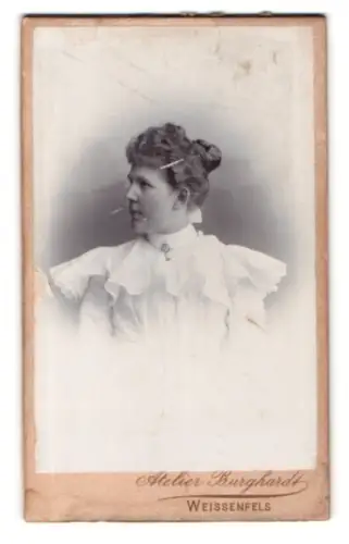 Fotografie Atelier Burghardt, Weissenfels, Porträt einer Frau im Profil