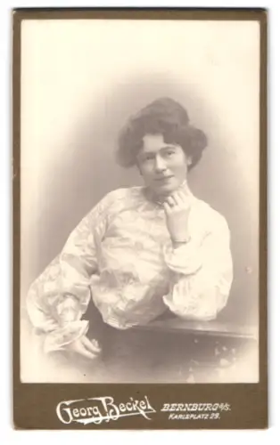 Fotografie Georg Beckel, Bernburg a. S., Karlsplatz 29, Frau in eleganter Pose