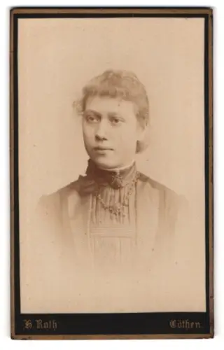 Fotografie H. Roth, Cöthen, Promenade 27, Porträt einer jungen Frau