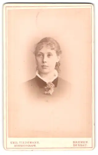Fotografie Emil Tiedemann, Bremen, Porträt einer Frau mit Blatt am Kragen
