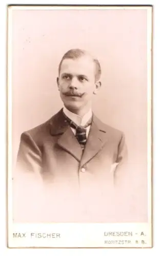 Fotografie Max Fischer, Dresden, Moritzstr. 8 B, Porträt eines eleganten Herrn