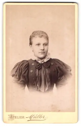 Fotografie Moritz Müller, Rochlitz, Obere Gärtnerstrasse, Porträt einer Dame mit elegantem Kleid