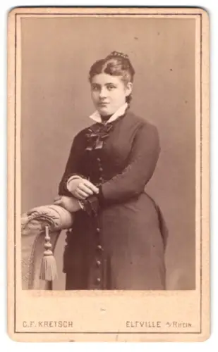 Fotografie C.F. Kretsch, Eltville am Rhein, Schwalbacherstrasse, Porträt einer Dame