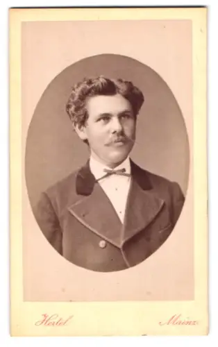 Fotografie Hertel, Mainz, Grosse Bleiche 50, Porträt eines Herrn