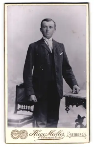 Fotografie Hugo Müller, Freiberg, Fischerstrasse 20, Eleganter junger Mann im Anzug